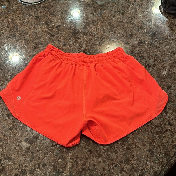 Lululemon Hotty Hot Low-Rise Lined Short 4” Size 6 - Picture 2 of 4